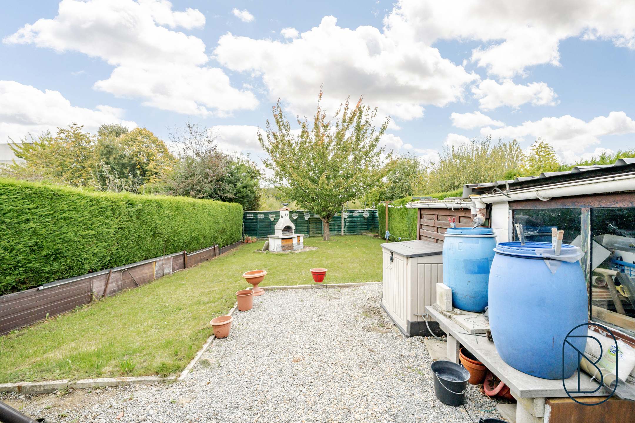 Degelijke woning met grote tuin, dubbele garage en oprit.  - foto 4