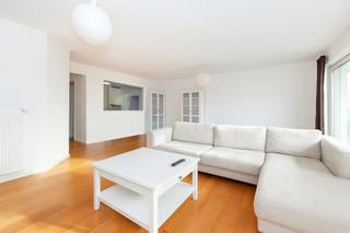 EVERE, gelegen in een recent gebouw, mooi appartement van ± 111m² met terras van ± 8m². Het bestaat uit een inkomhal, ruime woonkamer van ±...