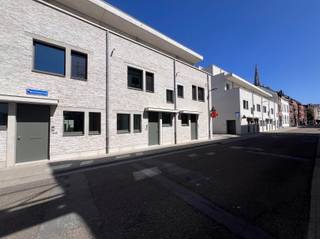 <p><span>In de vernieuwde stadswijk DijleDelta-Bottelarij, gelegen tussen het Klein Begijnhof en de bruisende Vaartkom, bieden wij u met trots deze multifunctionele woning aan. Dit nieuwbouwproject bevindt zich op wandelafstand van het historische centrum van Leuven en geniet van een goede bereikbaarheid met een vlotte verbinding naar belangrijkste invalswegen en werd in 2025 gerealiseerd door de gerenommeerde projectontwikkelaar Virix en ontworpen door Robbrecht & Daem architecten.</span></p><p><span> </span></p><p><span>Met een bewoonbare oppervlakte van maar liefst 227 m² biedt deze energiezuinige hoekwoning bijzonder veel ruimte en tal van mogelijkheden. De woning wordt semi-afgewerkt aangeboden, inclusief alle technieken, chape en pleisterwerken, zodat u de afwerking volledig naar eigen smaak kunt realiseren.</span></p><p><span> </span></p><p><span>Op het gelijkvloers bevindt zich een inkomhal met vestiaire en gastentoilet, een lichtrijke leefruimte met zicht op de gezellige stadstuin en een keuken met aansluitvoorzieningen. De eerste verdieping omvat een nachthal, twee volwaardige slaapkamers, een badkamer, een apart toilet, een berging en een master bedroom met een en suite badkamer. </span></p><p><span> </span></p><p><span>De absolute meerwaarde van deze woning bevindt zich op de tweede en derde verdieping. Deze beschikken over drie bijkomende kamers/studentenkamers, een badkamer, een apart toilet, een keuken en een terras. Dankzij de aparte inkom is dit gedeelte uitermate geschikt voor de verhuur van studentenkamers, als zorgwoning of als uitbreiding van de gezinswoning. En dit steeds binnen de geldende regelgeving.</span></p><p><span> </span></p><p><span>Daarnaast beschikt de woning over een onderhoudsvriendelijke stadstuin met terras waar het heerlijk vertoeven is en een individuele kelder en bestaat de mogelijkheid om één of meerdere autostaanplaatsen bij aan te kopen.</span></p><p><span> </span></p><p><span>Kortom, deze energiezuinige, ruime en multifunctionele woning met stadstuin in het centrum van Leuven is zeker uw bezoek waard.</span></p><p><span> </span></p><p><span>Verkoop onder het btw-stelsel. Het verlaagde btw-tarief van 6% is mogelijk, mits voldaan wordt aan de geldende voorwaarden.</span></p><p><span> </span></p>