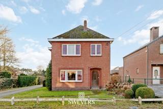 Voor meer info en foto’s, surf naar www.swevers.be – Deze vrijstaande woning in Houthalen biedt een uitstekende basis voor wie op zoek is naar ruimte, potentieel en een gunstige ligging. De woning uit 1957 ligt op een zuidelijk georiënteerd perceel van 13a18ca in een rustige wijk, op wandelafstand van winkels, horeca, openbaar vervoer en met vlotte verbinding naar de snelwegen. Met een bewoonbare oppervlakte van 180 m² is dit pand ideaal voor renovatie naar eigen smaak. Op het gelijkvloers vind je een eetkamer aansluitend op de woonkamer, een veranda, een centrale keuken, een functionele badkamer, apart toilet en ruime berging. Boven zijn er drie slaapkamers (16,38 m², 12,64 m² en 7,93 m²) en een aparte bureauruimte. De woning beschikt over een kelder bereikbaar via de keuken, langs buiten twee garages en achter in de tuin een werk- of hobbyruimte. De zuidgerichte tuin is een grote troef voor buitenliefhebbers. Voor meer informatie, bel 011 255 155. Bron bewoonbare oppervlakte: EPC – verslag.