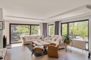 <strong>Prachtig, lichtovergoten hoekappartement te koop!</strong><br /><br />Dit lichtrijk en instapklaar appartement op de <strong>tweede verdieping</strong> is ideaal gelegen vlakbij het Rivierenhof, Boekenbergpark en het Te Boelaerpark. Vlakbij heb je alsook invalswegen, openbaar vervoer, winkels en rust.<br /><br />Met zijn 2 slaapkamers, gunstige EPC score <strong>B</strong> en een bewoonbare oppervlakte van <strong>ca. 110 m²</strong> is dit de perfecte woning op een topligging. Achteraan kan men genieten van een terras van ca. 5m².<br /><br /><strong>Indeling:</strong><br />- Inkomhal met veiligheidsdeur<br />- Zeer ruime leefruimte met grote raampartijen die zorgen voor veel natuurlijke lichtinval<br />- Keuken<br />- Badkamer met inloopdouche<br />- Slaapkamer 1 <br />- Slaapkamer 2<br />- Terras aan beide slaapkamers<br />- Toilet<br /><br /><strong>Bijzonderheden:</strong><br />- Mobiscore van <strong>9,4/10</strong><br />- Grote werken reeds uitgevoerd (Lift, dak, gevelisolatie)<br />- Gunstige <strong>EPC score B </strong> van 160 kWh/(m² jaar)<br />- Dubbelglas met aluminium schrijnwerk<br />- Veiligheidsdeur<br />- Ketel van 2015<br /><br /><em>Stedenbouwkundige informatie in aanvraag.</em>