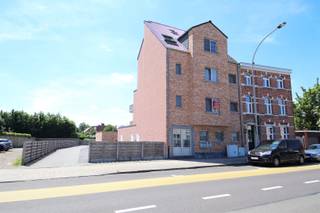 Ligging: <br />Zéér centrale ligging op een boogscheut van het marktplein van Geel. <br />Alle faciliteiten (winkels, scholen, openbaar vervoer, ...) bevinden zich op wandel- en fietsafstand van het appartement. <br />Tevens vlotte verbinding naar de omliggende gemeenten en autostrade (E313).<br /><br />Omschrijving: <br />Dit appartement is gelegen op de eerste verdieping (lift aanwezig) en bestaat uit een inkomhal met vestiare dewelke toegang biedt naar de ruime woonkamer. Deze woonkamer is voorzien van grote raampartijen en sluit naadloos aan met de open en geïnstalleerde keuken. <br />De aparte wasplaats biedt de nodige opbergruimte en heeft een aansluiting voor de wasmachine. <br />Er zijn 2 slaapkamers aanwezig (waarvan één kamer die gebruikt kan worden als dressing, bureauruimte of kinderkamer)<br />Verder is er ook een apart toilet en een badkamer met lavabo, ligbad én douche. <br />Via de schuifraam (voorzien van elektrische zonnewering) is het terras bereikbaar. <br /><br />Achteraan het gebouw is er een ruime garage aanwezig (20 m²) dewelke voorzien is van een automatische sectionaalpoort. <br /><br />Extra: <br />- Afgewerkt met hoogwaardige en kwalitatieve materialen<br />- Kleinschalig gebouw met 4 woonentiteiten (= zeer rustig)<br />- Naast en achter het gebouw is er extra parkeergelegenheid voor bezoekers<br />- Het appartement is beschikbaar vanaf 01/10/2026<br />- Huurprijs: 850 euro/maand + gemeenschappelijke kosten van 50 euro/maand<br /><br />Uitsluitend via onze website www.vastengoed.be kan u een bezichtiging inplannen op de vooropgestelde bezoekmomenten. Voor andere vragen kan u het kantoor bereiken op het nummer 014 72 73 74