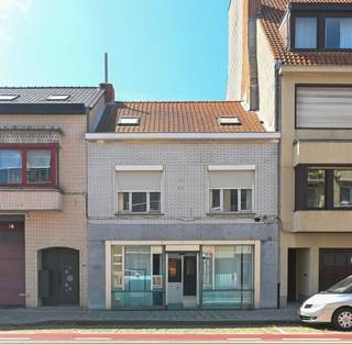 This former pharmacy with living area is located in an easily accessible location. A location like this, between Mariakerkelaan and Steensedijk in Ostend, guarantees fantastic visibility! The property consists of a commercial space with kitchen/work area, a hall and a very large storage room on the ground floor. On the first floor, there are two large rooms, an additional kitchen and a bathroom. There is already a fixed staircase to the attic floor, which can be used to create extra rooms.In short, this is a property with a lot of potential. It can serve as a commercial space, but could possibly also function as a spacious family home with a sunny city garden.Would you like to experience the possibilities of this property for yourself? If so, contact Kris on 0470/51 04 09 or by email at kris.bauwens@albert.immo.