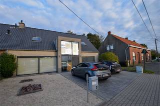 Deze ruime, onderhoudsvriendelijke en energiezuinige woonst kan u terugvinden in Oosteeklo.De woning beschikt over een recent bouwjaar, een lage EPC...