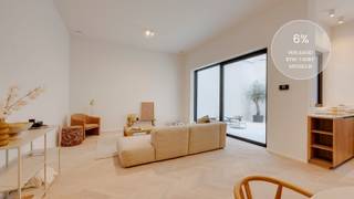 <p>Prachtig nieuwbouwappartement op het Zuid</p><p>Droom jij van een topappartement op het bruisende Zuid? De buurt die altijd leeft? Ontdek samen met ons residentie Antoine, gelegen in de Scheldestraat tussen de Marnixplaats en het Zuidpark. Hier woon je op wandelafstand van het Museum voor Schone Kunsten, de Scheldekaaien en met de beste koffiebars en terrasjes gewoon om de hoek. In een mum van tijd op de ring van Antwerpen of in het centrum van de Stad.</p><p>• De toplocatie en hipste buurt in Antwerpen<br />• Mogelijkheid tot aankoop aan 6% BTW<br />• Gezellig overdekt terras<br />• Lift en ondergrondse fietsenberging aanwezig<br />• Bijna energie neutraal (warmtepomp, zonnepanelen, vloerverwarming, … )</p><p>Het appartement is gelegen op de gelijkvloerse verdieping van een kleinschalig nieuwbouw gebouw. Via de inkomhal met royale plafonds bereik je het appartement.</p><p>De hoge plafonds, mooie visgraatparket en een hoogwaardige afwerking vallen meteen op. Hier wil je wonen, hier wil je niet meer buiten. Er is een grote leefruimte met toegang naar de ruime stadstuin via het schuifraam. De keuken is verbonden met het eetgedeelte van de leefruimte. Verder een masterberoom en gastenkamer met een gedeelde badkamer met grote inloopdouche. Er is nog een aparte berging met alle technieken en aansluiting voor wastoestel en droogkast.</p><p>Je spullen fietsen berg je op in de kelderberging en fietsenberging.</p><p>Het project bestaat uit 5 ruime en lichte appartementen met 2 slaapkamers en<br />terrassen.</p><p>Plan je bezoek via www.sinjoor.be of bel ons voor meer informatie 03 283 05 00.</p>