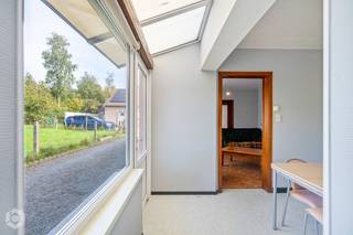 Deze gezellige halfopen bebouwing is gelegen in een toffe, rustige en doodlopende straat in Beerzel. De woning bevindt zich in een aangename woonomgeving en is niet-overstromingsgevoelig. Een fijne locatie voor wie op zoek is naar rust en een praktische woning met tuin.<br /><br />De woning, gebouwd in 1962, beschikt over een bewoonbare oppervlakte van ca. 58 m² en is volledig ingericht op het gelijkvloers. De indeling omvat een inkomhal, woonkamer, keuken, één slaapkamer, badkamer, toilet en berging. Achteraan beschikt de woning over een leuke tuin met zuidwestelijke oriëntatie, waar u heerlijk kunt genieten van de buitenruimte en de avondzon. De woning biedt mogelijkheden voor wie op zoek is naar een compacte woning of een renovatieproject met potentieel.<br /><br />Een interessante halfopen bebouwing met alles op één niveau, een aangename tuin en een rustige ligging. Ideaal voor wie compact en gelijkvloers wil wonen en de woning verder naar eigen smaak wil renoveren.<br />EPC : 844 label F - Renovatieverplichting van toepassing.<br />Wenst u meer informatie of een plaatsbezoek, contacteer Bob Quirynen 0476/09 84 85<br />of neem een kijkje op onze website : www.Boonstravastgoed.be