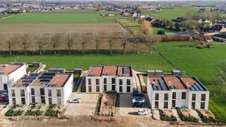 Zeer recente en energiezuinige woning (Bijna Energie Neutraal), gelegen in een rustige, heraangelegde straat met zicht over agrarisch gebied en...