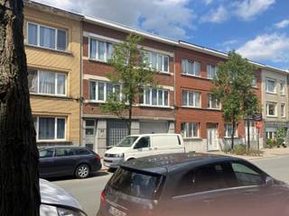 <h3>Opbrengsteigendom met 4 appartementen en garage</h3>
<p>Interessante <strong>opbrengsteigendom met renovatie- en optimalisatiepotentieel</strong> aan de Heirmanstraat in Merksem. Het gebouw omvat <strong>4 appartementen van elk ca. 59 m²</strong> en een ruime gelijkvloerse garage/werkplaats. Een interessante opportuniteit voor investeerders die op zoek zijn naar bestaand huurrendement gecombineerd met mogelijkheden om het vastgoed verder te optimaliseren.</p>
<p>De appartementen zijn functioneel ingedeeld en beschikken telkens over één slaapkamer. De huidige afwerking varieert en het gebouw biedt mogelijkheden voor verdere opfrissing en energetische renovatie. De individuele EPC-labels bedragen <strong>B, C, F en F</strong>.<br /><br /></p>
<h3>Indeling</h3>
<p><strong>Gelijkvloers</strong></p>
<ul>
<li>Gemeenschappelijke inkom en traphal</li>
<li>Zeer ruime garage/werkplaats</li>
<li>Praktische opslagmogelijkheden</li>
</ul>
<p><strong>Eerste verdieping</strong></p>
<ul>
<li>2 appartementen van elk ca. 59 m²</li>
<li>Living</li>
<li>Keuken/eetruimte</li>
<li>1 slaapkamer</li>
<li>Badkamer</li>
<li>Apart toilet</li>
</ul>
<p><strong>Tweede verdieping</strong></p>
<ul>
<li>2 appartementen van elk ca. 59 m²</li>
<li>Living</li>
<li>Keuken/eetruimte</li>
<li>1 slaapkamer</li>
<li>Badkamer</li>
<li>Apart toilet</li>
</ul>
<br />
<h3>Huuropbrengsten</h3>
<p>De oorspronkelijke basishuurprijzen bedragen:</p>
<ul>
<li>Appartement 1: € 550/maand</li>
<li>Appartement 2: € 475/maand</li>
<li>Appartement 3 + grote garage/werkplaats: € 1.012/maand</li>
<li>Appartement 4: € 545/maand</li>
<li><strong>Totale oorspronkelijke basishuur: € 2.582/maand</strong></li>
<li><strong>Totale oorspronkelijke basishuur: € 30.984/jaar</strong></li>
</ul>
<p>De aangeleverde huurdossiers tonen dat er nadien indexeringen werden toegepast. Zo vermeldt het dossier voor de tweede verdieping links een geïndexeerde huurprijs van € 1.242,42 en een afzonderlijk bedrag voor een standplaats.<br /><br /></p>
<p>Bovenstaande opbrengstberekening is bewust gebaseerd op de door de verkoper opgegeven oorspronkelijke basishuurprijzen en niet op een berekening van de actuele geïndexeerde huurinkomsten.</p>
<h3>Pluspunten</h3>
<ul>
<li>Opbrengsteigendom met 4 appartementen</li>
<li>4 wooneenheden van elk ca. 59 m²</li>
<li>Grote gelijkvloerse garage/werkplaats</li>
<li>Bestaande huurinkomsten</li>
<li>Renovatie- en optimalisatiepotentieel</li>
</ul>
<p>Een Interessante investering voor wie bestaande huurinkomsten wil combineren met de mogelijkheid om het gebouw stapsgewijs op te frissen en energetisch te verbeteren.</p>
<p><strong>Interesse in deze opbrengsteigendom? Contacteer Immo Point op 03 535 12 75 voor meer informatie of een bezoek.<br /><br /></strong></p>
<p><strong>BEWOONBARE OPPERVLAKTE:</strong> De vermelde “bewoonbare oppervlakte” is gebaseerd op de “bruikbare vloeroppervlakte” zoals vermeld in het EPC.</p>
<p><strong>RENOVATIEPLICHT:</strong> De appartementen met energielabel F vallen onder de renovatieplicht. Gebouwen met energielabel E of F moeten binnen de 6 jaar energetisch gerenoveerd worden tot minstens label D.</p>
<p><strong> </strong></p>