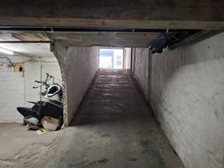 Ben je op zoek naar extra ruimte voor je wagens, motoren, fietsen of materialen? Deze praktische opslagruimte in Antwerpen-Centrum is quasi onmiddellijk beschikbaar. <br /><br />Specificaties: <br />- 7 autostaanplaatsen<br />- Automatische sectionale poort <br />- Stroomvoorziening: aanwezig <br />- Geschikt voor auto's, motoren, fietsen of opslag van materialen <br /><br />Belangrijke info: <br />- Niet geschikt voor permanente werkplaatsactiviteiten of opslag van gevaarlijke stoffen <br /><br />Voor meer informatie kan u steeds contact opnemen met One vastgoed!