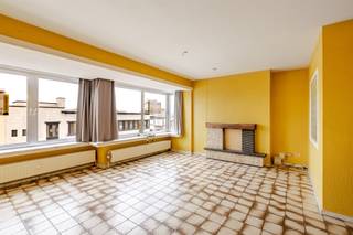<p><span>Dit appartement is gelegen op de vierde verdieping van een gebouw aan de Hopmarkt 3 bus 4 in Aalst, pal in het historische en levendige hart van de stad. De Hopmarkt vormt één van de meest centrale en karaktervolle pleinen van Aalst, met winkels, horecazaken, culturele voorzieningen en de Grote Markt op wandelafstand. Ook het station en openbaar vervoer zijn vlot bereikbaar, wat deze ligging bijzonder interessant maakt voor wie graag alles binnen handbereik heeft.</span></p><p><span>Bij het betreden van het appartement komt u in een inkomhal die toegang biedt tot de verschillende ruimtes. De woonkamer geniet van een aangename lichtinval en vormt een comfortabele leefruimte in het centrum van de stad. Aansluitend bevindt zich de keuken, praktisch ingericht voor dagelijks gebruik. Het appartement beschikt verder over de nodige slaap- en sanitaire ruimtes, en achteraan is er een klein terras waar u in alle rust even buiten kan vertoeven, weg van de drukte van het plein. Dit appartement is ideaal voor wie op zoek is naar stedelijk wonen op een toplocatie in Aalst, met alle voorzieningen letterlijk om de hoek.</span></p><p><span> </span></p><p><span>Voor meer informatie en/of een bezoek, contacteert u Sébastien van Immo Zone op het nummer 0486/ 41. 85. 66.</span></p><p><span> </span></p>