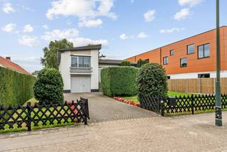 Deze vrijstaande woning bevindt zich in het aangename Arendonk en is de ideale gezinswoning door zijn centrale locatie en fraai aangelegde zuidoost gerichte tuin. De woning is voorzien van woonkamer, keuken, veranda, 4 slaapkamers, badkamer, bergruimte, inpandige garage en tuin met vijver en tuinhuis.<br /><br />Indeling:<br />U betreedt de woning via de inkomhal met apart toilet, vanwaar u rechtstreeks toegang heeft tot de lichtrijke woonkamer met sfeervolle houtkachel en aansluitende veranda met leuk uitzicht op de tuin. De praktische aparte keuken is voorzien van een vaatwasmachine, combi oven, keramisch kookvuur en koelkast en biedt voldoende ruimte voor het plaatsen van een extra eettafel. <br />Voorts kan u mits gebruik van enkele trapjes toegang krijgen tot 3 slaapkamers en badkamer met lavabomeubel, bad en toilet.<br />Op het onderste niveau bevindt er zich de inpandige garage, een extra bergruimte en een 4e slaapkamer of bureauruimte die rechtstreeks toegang geeft tot de tuin. Deze ruimte kan hierdoor ook ideaal zijn voor een praktijkruimte aan huis.<br /><br />De tuin is fraai aangelegd met een vijver, prachtige bomen en een tuinhuis achteraan. Door zijn zuidoost oriëntatie is het hier aangenaam vertoeven in de zon. De tuin is volledig omheind waardoor het een ook ideale thuis kan zijn voor huisdieren.<br /><br />Bijzonderheden:<br />- Nieuwe gasketel + recent geïsoleerd dak + dubbele beglazing<br />- Ruim, groen aangelegd perceel van +/- 1.957m²<br />- Conforme elektriciteitskeuring<br />- Geboorde waterput voor besproeiing van de tuin<br />- Centrale locatie op 2 km van de Nederlandse grens