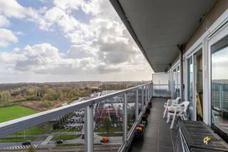 <p><span>Instapklaar appartement (88m²) met 2 slaapkamers en terras (22 m²) in Merksem.</span></p><p><span> </span></p><p><span>Droom je ervan om elke dag wakker te worden met een prachtig, open uitzicht? Op de elfde verdieping van de goed onderhouden residentie van Lierde wordt die droom werkelijkheid. Naast dit unieke panorama geniet je hier ook van een uitstekende bereikbaarheid, zowel met de wagen, het openbaar vervoer als het velo-deelsysteem. Het dak werd reeds vernieuwd en conform geïsoleerd met 12 cm PIR.</span></p><p><span> </span></p><p><span>Wat krijg je hier nog? Het appartement zelf is netjes onderhouden en biedt een bewoonbare oppervlakte van .. m², met twee volwaardige slaapkamers en een ruim terras van maar liefst 22 m² met noordoostoriëntatie. </span></p><p><span> </span></p><p><span>Je komt binnen in de inkomhal met ingemaakte vestiairekast. Van hieruit bereik je de lichtrijke woonkamer (30 m²), die naadloos aansluit op de aparte, volledig uitgeruste keuken (9 m²). Een absolute troef is dat zowel de woonkamer, de keuken als beide slaapkamers (11 m² en 14 m²) directe toegang hebben tot het terras — ideaal om optimaal van de buitenruimte en het uitzicht te genieten. Verder beschikt het appartement over een apart toilet, een praktische berging (2 m²) en een badkamer (4 m²) met douchecabine en lavabomeubel.</span></p><p><span> </span></p><p><span>Ben jij helemaal overtuigd en wil je het appartement met eigen ogen ontdekken? Wacht dan niet af en boek snel je afspraak in! Bewoonbare opp. 88 m² – ref.: bruto vloeropp. Voor meer info of een gratis schatting surf naar </span><span><span>www.hansimmo.be</span></span></p><p><span> </span></p><p><span> </span></p>