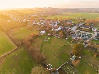Deze uitzonderlijke eigendom in het groene Sint-Lievens-Houtem combineert comfortabel wonen met een volledig geïntegreerde praktijkruimte. Gelegen...