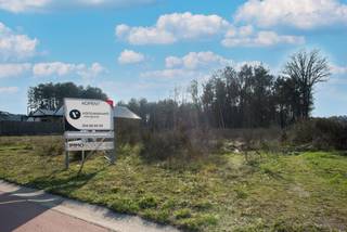 <p><span><strong>Bouwgrond van 422 m² voor halfopen bebouwing met een straatbreedte van 12 meter. Achteraan zicht op groen. Vlotte verbinding naar het centrum van Geel en andere omliggende gemeenten alsook met de autostrade E-313. Geen bouwverplichting!<br /><br />Ligging</strong><br />Gunstig en centraal gelegen bouwgrond in het centrum van Winkelomheide, op wandelafstand van lokale winkels, scholen, openbaar vervoer,... Het centrum van Geel bereikt u makkelijk met de fiets. Verder is er een vlotte verbinding met omliggende gemeenten en steden alsook de autostrade E-313.<br /><br /><strong>Beschrijving</strong><br />Op dit mooie perceel van 4a 22ca met een breedte van 12 meter en een diepte van 35,15 meter bouwt u uw ideale halfopen droomwoning. Dankzij de westelijke oriëntatie geniet u vanop het terras van de zalige avondzon. Gevelbreedte 9 meter en bouwdiepte tot 17 meter!<br />Achteraan geniet u van een mooi groen zicht. Het perceel is geschikt voor de bouw van een vrijstaande eengezinswoning met mogelijkheid tot complementaire functies aan het wonen, zoals kantoor, vrij beroep en dienstverlening. <br />De bouwvoorschriften en het verkavelingsplan kunt u bekijken via het tabblad "documenten".<br /><br /><em>Bijzondere informatieplicht: <span>woongebied, geen rechterlijke herstelmaatregel of bestuurlijke maatregel opgelegd, geen voorkooprecht ruimtelijke ordening, omgevingsvergunning voor verkavelen van gronden.</span></em></span></p>