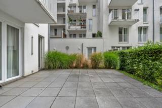 <p>Gelegen op de gelijkvloerse verdieping van de residentie Eurovillage II (2012), op een steenworp van het Europees Parlement en de De Meeûssquare, biedt dit doorlopend appartement van ca. 125 m² ruime volumes en een mooi privéterras op het zuidoosten, omringd door groen.<br />De inkomhal geeft toegang tot een lichtrijke leefruimte die via twee glazen deuren uitgeeft op het terras, evenals tot een volledig ingerichte keuken. Het nachtgedeelte omvat drie slaapkamers: een ouderlijke suite van ca. 22 m² met badkamer met ligbad, een tweede slaapkamer met bureauhoek en toegang tot een badkamer met ligbad en dubbele wastafel, en een derde slaapkamer van ca. 13 m² met aangrenzende douchekamer. Twee aparte toiletten, een wasruimte en een bergruimte vervolledigen het geheel. Verzorgde afwerking: lichte eiken parketvloer, badkamers met grootformaat tegels, dubbele beglazing en houten schrijnwerk. Collectieve centrale verwarming op gas met condensatieketel (2024). EPC D- (199 kWh/m².jaar). Conforme elektrische installatie. Kelder beschikbaar. Parkeerplaats optioneel beschikbaar aan 28.000 €.<br />Niet te missen!</p>