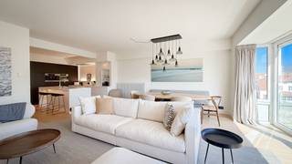 <p><strong>Appartement deux chambres meublé avec style sur un emplacement AAA sur la Kustlaan, côté ensoleillé avec vue dégagée, situé dans une résidence calme à distance de marche de la plage et de la place Albert</strong></p>
<p><strong>Composition :</strong> lumineux séjour et salle à manger spacieux offrant une agréable vue ouverte sur la verdure, des villas et des boutiques exclusives. Patio orienté sud avec store automatique. Cuisine ouverte avec îlot central et électroménagers Miele. La chambre principale dispose d’un grand dressing et d’une salle de bain luxueuse attenante avec baignoire. La deuxième chambre bénéficie d’une petite salle de bain avec douche séparée. Les deux chambres sont particulièrement calmes. Une combinaison rare de tranquillité, d’espace et d’élégance à un emplacement unique à Knokke-Zoute !</p>
<p><strong>Nouveau propriétaire.</strong></p>
<p><strong>Loyer :</strong> 1.800 € + 100 € de charges communes</p>
<ul>
<li>
<p>Surface brute : 97 m²</p>
</li>
<li>
<p>Nombre de chambres : 2</p>
</li>
<li>
<p>Nombre de salles de bains : 1</p>
</li>
<li>
<p>Nombre de salles de douche : 1</p>
</li>
<li>
<p>Code unique</p>
</li>
<li>
<p>Classe énergétique : B</p>
</li>
<li>
<p>Destination urbanistique : zone d'habitat</p>
</li>
<li>
<p>Bien situé hors zone inondable</p>
</li>
<li>
<p>Score PEB : 140</p>
</li>
</ul>