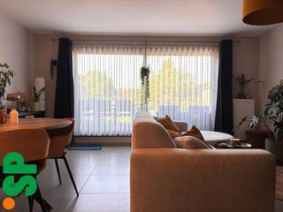 Het appartement heeft de volgende indeling: Men komt binnen via de inkomhal vanwaar men door kan lopen naar de lichtrijke woonkamer (tegels; 21m²) met de open ingerichte keuken (tegels, kasten, dampkap, inductievuur, spoelbak, vaatwasser, koelkast en eettafel; 6m²) en aansluitend een berging (tegels; 3m²).<br /><br />Verder beschikt het appartement nog over 2 slaapkamers (tegels; 13m² en 8m²) en een ingerichte badkamer (tegels, toilet, douche, lavabomeubel, aansluiting wasmachine; 4m²).<br /><br />Aan de woonkamer is een ruim terras aanwezig voorzien van kunstgras en een zonneluifel (19m²).<br /><br />In de slaapkamers zijn rolluiken aanwezig. Het gehele appartement is voorzien van verlichting en gordijnen.<br /><br />Achteraan het gebouw is een privatieve afgesloten garage en een autostaanplaats voorzien. Deze zijn inbegrepen in de huurprijs!<br /><br />- € 15 algemene onkosten per maand<br />- EPC: 86 kWh/m² (A)<br />- CV = Aardgas<br /><br />Voor bijkomende inlichtingen of een bezoek ter plaatse kan u steeds vrijblijvend contact opnemen met Immo S|P op het nummer 014/59.10.20. of via info@immosp.be.
