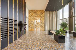 <span>Schitterend </span><strong>nieuwbouwappartement met panoramisch zicht</strong><span> op het </span><strong>Eilandje</strong><span>. </span><br /><br /><span>Gelegen op de </span><strong>zestiende verdieping van de Doktoren</strong><span> kijkt dit appartement uit over de </span><strong>Stad en de Schelde.</strong><span> </span><br /><br /><span>Ruime en</span><strong> lichte leefruimte met open keuken</strong><span> voorzien van alle comfort en gebruikelijke toestellen. Koken met zicht op de stad: hier kan het!</span><br /><span>Vervolgens</span><strong> twee slaapkamers, met zicht op de stad.</strong><span> Badkamer met </span><strong>inloopdouche</strong><span> en wastafel. Toilet.</span><br /><span></span><strong>Het ruime terras</strong><span> is toegankelijk vanuit de leefruimte en de beide slaapkamers en is bovendien</span><strong> Zuid- West georiënteerd.</strong><br /><br /><span>Het appartement wordt netjes en fris geschilderd!</span><br /><br /><span>Een autostaanplaats te huur aan 100 euro. </span><strong><br /><br /></strong><span>Mogelijkheid om te huren op vennootschap. <br /><br />Uitzonderlijke gevelbreedte van ca. 9m.<br /><br />Ruim gemeenschappelijk dakterras op de 23e verdieping waar men gebruik van kan maken. <br /></span><br /><br /><span>Kortom, de ideale woonplaats voor rasechte liefhebbers van de stad!</span>