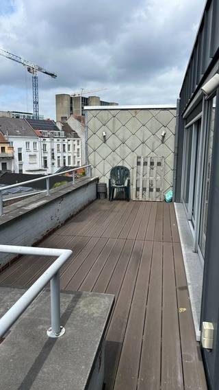 Duplex appartement met gunstige ligging nabij Gent-Zuid. Het appartement bevindt zich in een gebouw met slechts 4 andere entiteiten. Niet alleen het gebouw zelf, maar ook de straat is rustig doch zeer centraal. U komt binnen in een leefruimte die toegang geeft tot de zeer ruime keuken met eetruimte. De volledige beglazing langs de Zuid-Westelijke kant geeft een enorme lichtinval en langdurig genot van de zon op het ruime terras. U kijkt uit op een binnenkoer waar fietsen geplaatst kunnen worden.<br />Twee slaapkamers bevinden zich beneden. De andere is te vinden op de bovenste verdieping die tevens een tweede badkamer biedt en een extra ruimte met ruime bureau. Rustig vertoeven midden in het centrum!
