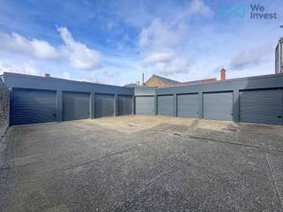 Verzorgde garagebox met elektrische toegangspoort in het centrum van Brugge, vlakbij de Langestraat. <br />Diepte 4.70m<br />Breedte 2.40m<br />Vrije hoogte 2.25m