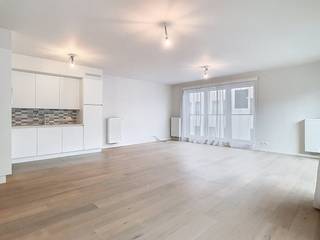 Le moyen le plus rapide pour visiter cette propriété ? Demandez votre visite via le bouton rouge de notre site Web (www.dewaele.com) et vous serez contacté par l'un de nos experts en location.Appartement lumineux de 2 chambres avec terrasse dans un emplacement très central sur De Munt à Roeselare.Cet appartement est agencé comme suit :- Entrée- Cuisine ouverte entièrement équipée - Espace de vie lumineux- Chambre principale- Bureau/chambre- Salle de bain meublée avec lavabo et douche- Toilettes séparées- Local de rangement avec raccordement pour machine à laver- TerrasseCaractéristiques supplémentaires :- Prêt à emménager et lumineux- Finition avec des matériaux de qualité- Faible consommation d'énergie- Ascenseur dans le bâtiment- Situation très centrale sur De Munt, à proximité des commerces, des transports en commun,...Êtes-vous intéressé par cet appartement à louer à Roeselare ? N'hésitez pas à nous contacter.