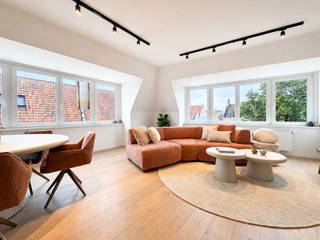 Exclusief wonen met zicht op de Augustijnenrei | Een hoogwaardig gerenoveerd stadsappartement waar hedendaags comfort en de charme van historisch Brugge elkaar ontmoeten.<br /><br />In Residentie Augustijnenhof, op een absolute toplocatie in het hart van Brugge, bevindt zich dit uitzonderlijk gerenoveerde hoekappartement van ca. 110 m², gelegen op de vierde verdieping te bereiken met lift/trap. De hoekligging, royale raampartijen en het karakteristieke uitzicht over de Augustijnenrei zorgen voor een bijzonder aangename sfeer en een overvloed aan natuurlijk licht.<br /><br />Het appartement omvat volgende indeling: royale inkomhal met gastentoilet - via de pivoterende stalen deur komt u terecht in de leefruimte met eetruimte met uniek uitzicht op het Brugse stadsbeeld en de Augustijnenrei - volledig uitgeruste keuken met Miele-toestellen voorzien van een hoogwaardige afwerking - nachthal met aparte wasplaats - 3 ruime en volwaardige slaapkamers - hoogwaardige badkamer voorzien van inloopdouche, lavabomeubel en toilet.<br /><br />De eigendom onderscheidt zich door haar hoogwaardige afwerkingsniveau, waarbij ook de verlichting reeds zorgvuldig werd geïntegreerd. Het geheel werd volledig geschilderd en is bijgevolg perfect instapklaar. Dankzij de doordachte indeling en centrale ligging leent dit appartement zich uitstekend als comfortabele hoofdverblijfplaats, luxueuze stadswoning of stijlvolle tweede verblijfplaats.<br /><br />~ mogelijkheid tot aankoop van een autostaanplaats, een bijzonder waardevolle troef op deze centrale Brugse locatie.<br /><br />Voor verdere informatie of een vrijblijvend bezoek contacteer Céline op 0476/60 60 23 of mail naar celine@immax.be