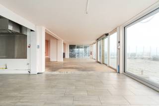 Unieke opportuniteit op de Zeedijk van Oostende! Dit te renoveren handelspand met een bruikbare oppervlakte van 345 m³ biedt tal van mogelijkheden voor ondernemers en investeerders. Gelegen op een absolute toplocatie, vlak aan zee en met zicht op de promenade, geniet u hier van een constante passage van zowel toeristen als lokale bewoners. Het pand is geschikt voor alle doeleinden: horeca, detailhandel, kantoor of vrij beroep. Dankzij de royale oppervlakte kan het pand volledig worden ingericht naar eigen wens en aangepast aan de noden van uw activiteit. De hoge zichtbaarheid en centrale ligging maken dit een ideale uitvalsbasis om een zaak met toekomst uit te bouwen. Dit is dé kans om uw ondernemersdroom waar te maken op een van de meest gegeerde locaties aan de Belgische kust. Een renovatie biedt bovendien de mogelijkheid om dit pand volledig te moderniseren en te transformeren tot een hedendaagse handelsruimte met maximale uitstraling. Mis deze unieke investering niet! Er hoort tevens een garage bij het pand!