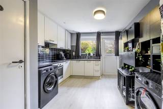 <p>Découvrez cette maison entièrement rénovée au Baron Descampslaan 15 à Wilsele. Cette maison familiale prête à l'emploi allie le confort moderne à un emplacement calme et accueillant pour les enfants. Avec quatre chambres spacieuses et un agencement bien pensé, elle offre tout l'espace nécessaire à une vie de famille contemporaine.</p><p>La maison a été récemment entièrement rénovée dans un souci de qualité et d'efficacité énergétique. L'espace de vie lumineux est relié à une cuisine ouverte moderne, idéale pour les moments agréables en famille. De grandes fenêtres apportent beaucoup de lumière naturelle et donnent sur l'agréable jardin, où vous pouvez vous détendre en toute tranquillité ou laisser les enfants jouer.</p><p>L'emplacement est un grand atout : à quelques pas de la gare de Wijgmaal et à proximité des écoles, des magasins et des transports en commun. Le centre de Louvain et l'autoroute E314 sont également facilement accessibles, ce qui vous permet de profiter à la fois de la tranquillité et de l'accessibilité.</p><p>Cette propriété est parfaite pour ceux qui recherchent une maison clé en main, élégante et bien située. Laissez-vous surprendre par l'espace, la lumière et la finition de cette belle maison à Wilsele. Intéressé ? Contactez Lauren chez Gilles Vastgoed au 0468/367 951 ou envoyez-lui un e-mail à lauren@gillesvastgoed.be</p>