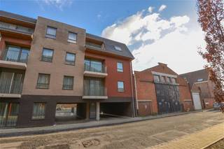 Centraal gelegen, voor senioren aangepaste assistentiewoning. Ideale oplossing voor senioren voor wie de eigen woning te groot geworden is, maar niet toe is aan de overstap naar een traditioneel rusthuis. In deze flat woont men volledig zelfstandig maar wordt de hulp aangepast – stap voor stap – naargelang Uw eigen noodzaak. Uniek concept van zorg-wonen op Uw maat! Ook mogelijk bewoning voor jonge mensen met een beperking. De flat heeft een volledig ingerichte keuken, microgolfoven, een ruime ingerichte badkamer aangepast aan de noden en behoeften van senioren, alle muren betegeld tot plafondhoogte, douche met douchescherm. Leefruimte, slaapkamer, terras. Elke bewoner heeft het vrij gebruik van de gemeenschappelijke ruimten en kan beroep doen op de assistentie afhankelijk van zijn of haar behoeften. Er is een centrale was en droogkast ter beschikking. Prachtige binnentuin met groot terras! Shuttleservice voor de bewoners. Bel ons volledig vrijblijvend voor een afspraak ter verduidelijking en bezichtiging !!!