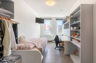 <p><span>Moderne studentenkamer op toplocatie in Antwerpen!</span></p><p><span>Deze studentenkamer is gelegen op de 4de verdieping van een recent gebouw op de vernieuwde leien in Antwerpen. Op wandelafstand vindt u onder meer de AP Hogeschool, de stadscampus van de Universiteit Antwerpen, het MAS en verschillende winkels en haltes van het openbaar vervoer. </span></p><p><span> </span></p><p><span>De kamer is bemeubeld met een bed, kast, bureau, TV en beschikt over een eigen badkamer met inloopdouche, toilet en lavabo. </span></p><p><span> </span></p><p><span>Er zijn 3 gemeenschappelijke keukens in het gebouw en een ruime fietsenstalling. </span></p><p><span> </span></p><p><span>De kamer is verhuurd tem 31 augustus 2026. </span></p><p><span> </span></p><p><span>In dit gebouw hebben we meer kamers te koop staan. </span></p><p><span> </span></p>