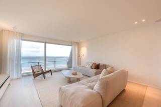 Magnifiek appartement in een standingvolle residentie gelegen op de wandeldijk in het Zoute. Uniek, panoramisch zeezicht. Samenstelling: inkomhal...