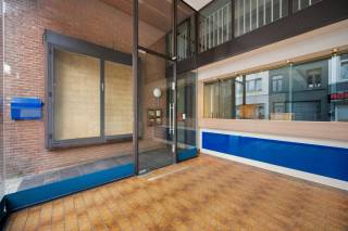Dit kantoorcomplex in centrum Tienen is een unieke kans voor iedereen die op zoek is naar een ideale werkruimte als ondernemer of bedrijf.<br />Het gebouw bevat verschillende kantoren en vergaderzaal verdeeld over twee verdiepingen, keuken en opbergplaats inclusief.<br />Een frisse en moderne uitstraling met benodigde voorzieningen. <br />Of je nu op zoek bent naar een ruimte voor een kantoor, een praktijkruimte of een creatieve werkplek, dit kantoor biedt tal van mogelijkheden.<br />Daarnaast is de ligging van het kantoor ideaal. <br />Gelegen in centrum Tienen met diverse winkels, restaurants en andere bedrijven in de directe omgeving, is dit kantoor een perfecte uitvalsbasis voor ondernemers.<br />Maak snel een afspraakje om te komen bezichtigen voor deze unieke opportuniteit.<br /><br />