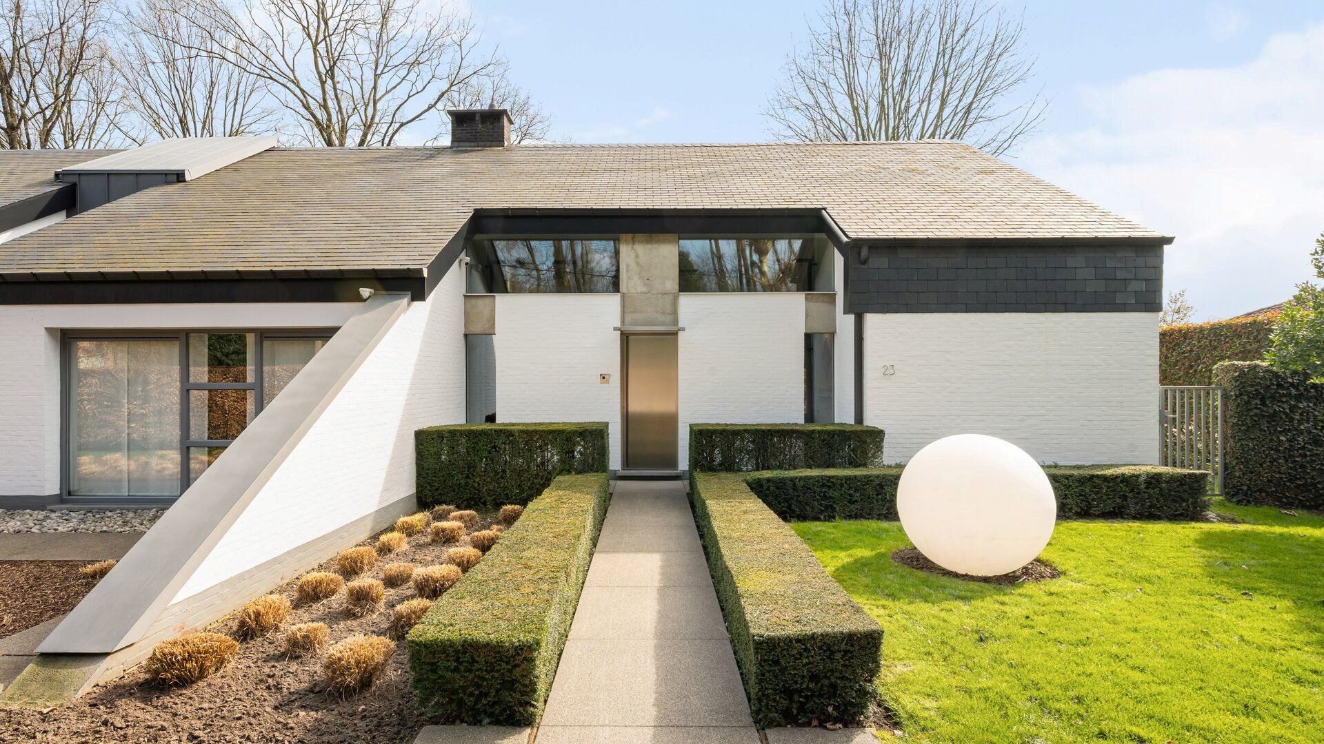 Exclusieve architecturale villa op toplocatie en prachtige tuin op een perceel van 2248m² in Zutendaal. - foto 4