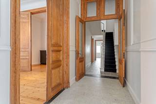 Deze karaktervolle burgerwoning uit 1918 combineert op unieke wijze authentieke charme met hedendaags wooncomfort. De woning werd recent gerenoveerd met respect voor haar oorspronkelijke elementen, waardoor de hoge plafonds, stijlvolle details en het tijdloze karakter perfect behouden zijn gebleven.Met maar liefst 4 slaapkamers biedt deze instapklare woning verrassend veel ruimte voor een gezin of voor wie op zoek is naar extra werk- of hobbyruimte. De lichtrijke leefruimte sluit naadloos aan op de volledig geïnstalleerde keuken, terwijl de zonnige stadskoer een aangename plek vormt om in alle rust van het buitenleven te genieten.Dankzij de centrale ligging in het hart van Roeselare bevinden winkels, scholen, openbaar vervoer en belangrijke invalswegen zich op een steenworp afstand.De woning heeft volgende indeling:- Inkom - Lichtrijke leefruimte- Geïnstalleerde keuken voorzien van kookplaat met dampkap, spoelbak, frigo, oven, microgolf en vaatwas- Kelder- Toilet- 3 slaapkamers- Badkamer voorzien van dubbele lavabo, toilet en bad- Zolder die mogelijks ingericht kan worden als slaapkamerExtra kenmerken:- Authentieke burgerwoning met hoge plafonds- Instapklare en lichtrijke woning- Recent gerenoveerd- Geen renovatieverplichting- Centrale ligging in het centrum, nabij winkels, scholen, openbaar vervoer, invalswegen,....Bent u op zoek naar een woning met karakter, ruimte en hedendaags comfort? Dan is deze unieke burgerwoning zeker een bezoek waard.Bestuursmaatregelen in het maatregelenregister: nee