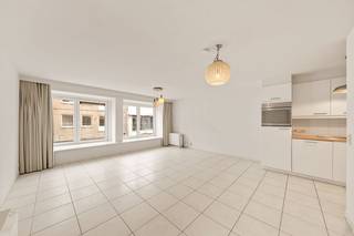 <p>Bent u op zoek naar een instapklaar appartement op een uitstekende ligging? Dan is dit verzorgde appartement in het centrum van Torhout zeker een bezoek waard. Dankzij de centrale locatie bevinden winkels, supermarkten, scholen, horeca, openbaar vervoer en tal van andere voorzieningen zich op wandelafstand. Bovendien geniet u van een vlotte verbinding naar de belangrijkste invalswegen.<br /><br />De praktische indeling en aangename leefruimtes zorgen ervoor dat u zich hier meteen thuis voelt. Daarnaast vormt het ruime terras van 19 m² een absolute meerwaarde, waar u in alle rust kunt genieten van een gezellige maaltijd, een kop koffie of een zonnige namiddag. Bovendien bestaat de mogelijkheid om de bijhorende garage mee aan te kopen.<br />De indeling is als volgt: inkomhal, een apart toilet, een lichtrijke leefruimte met grote raampartijen, een geïnstalleerde keuken, een praktische berging, royale slaapkamer en een ruim terras dat een aangename buitenruimte biedt.<br /><br />Bent u op zoek naar een instapklaar appartement met een centrale ligging en een ruim terras waar u optimaal kunt genieten? Aarzel dan niet en ontdek zelf de vele troeven van dit appartement. Contacteer Ward via 0470 20 66 88 om een bezoek in te plannen.</p>