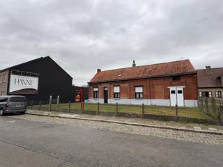 Bij sloop en heropbouw niet mogelijk op op dezelfde locatie te bouwen. Aansluiten met linkerbuur is verplicht. Bouw van één woning mogelijk.Eventueel...