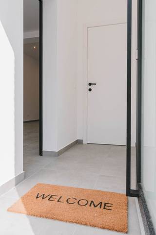 In de gezellige Kerkstraat te Tremelo stellen we met veel enthousiasme deze prachtig gerenoveerde gesloten bebouwing aan u voor. Met een grondoppervlakte van 256 m² en een bewoonbare oppervlakte van 142 m² werd elke vierkante meter hier optimaal benut. De woning is volledig vernieuwd naar hedendaagse normen en behaalt een uitstekende EPC-score A, wat garant staat voor energiezuinig, zorgeloos en toekomstgericht wonen. Door de ruime privatieve parkeerplaatsen achteraan en de bijhorende uitweg, geniet je van een halfopen karakter en heb je nooit meer parkeerstress! <br /><br />Bij het betreden van de woning ervaart u meteen een gevoel van rust en comfort. De lichtrijke leefruimte staat in naadloze verbinding met de moderne open keuken, de ideale plek om gezellig samen te tafelen. Verder beschikt de woning op het gelijkvloers over een praktische berging/wasplaats en een apart toilet. <br />Op de verdiepingen vindt u in totaal drie volwaardige slaapkamers, waarvan de zolderverdieping stijlvol werd ingericht als volwaardige derde slaapkamer. De uitgeruste badkamer en het tweede toilet vervolledigen het comfort. Buiten geniet u op het aangename terras en in het gezellige tuintje van de nodige privacy. <br /><br />Een instapklare parel die stijl, duurzaamheid en een uitstekende ligging perfect combineert!