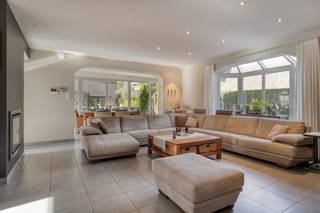 Op een strategische locatie in Destelbergen bevindt zich dit instapklaar huis. De woning onderging een grondige renovatie waarbij modern comfort...