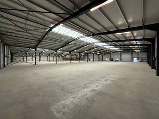 Deze ruime magazijnruimte met een totale oppervlakte van 3.500 m² beschikt over een vrije hoogte van 5 tot 6 meter en is uitgerust met...