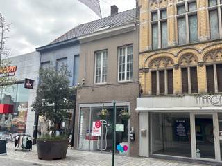 Handelspand te huur van ca. 150m² met bovenliggend verdiep in de Ooststraat te Roeselare.Het handelspand is gelegen in de belangrijkste...