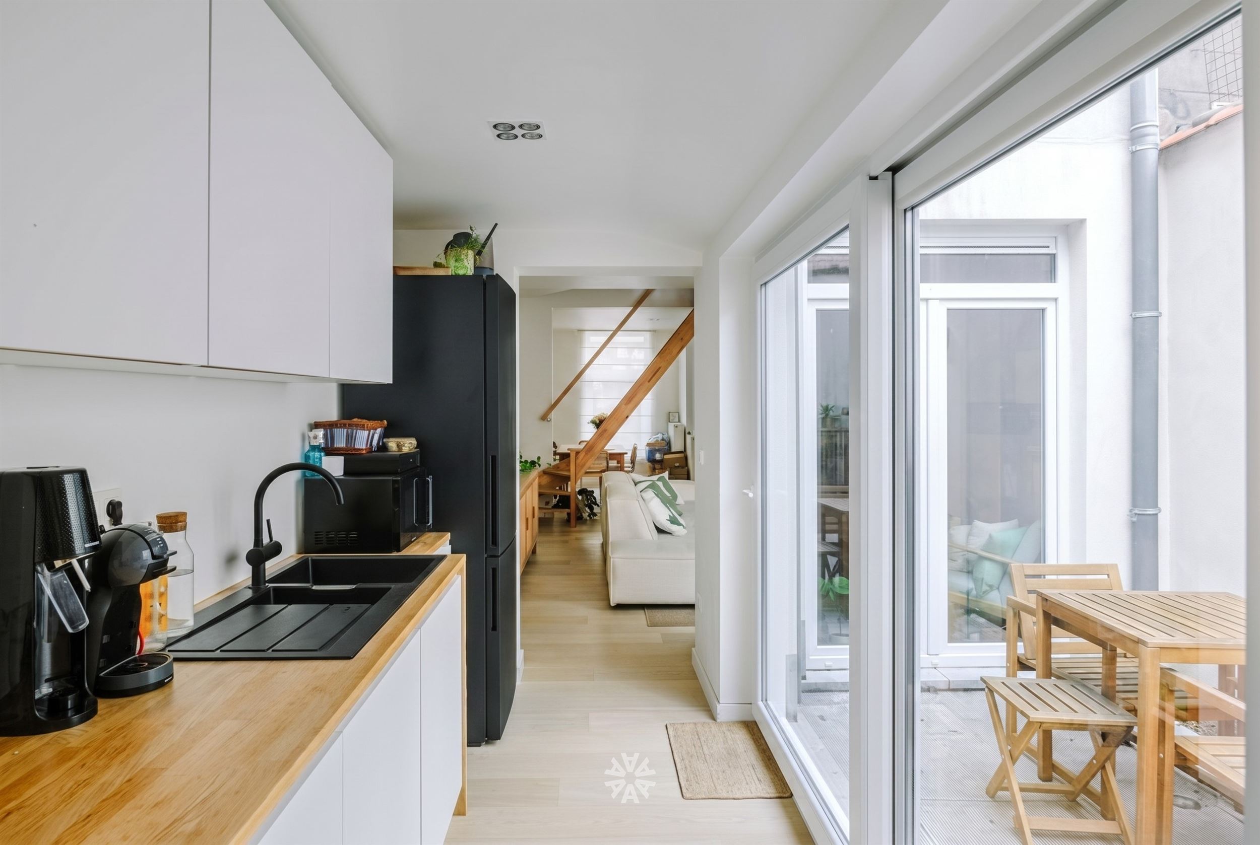 Instapklare woning met drie slaapkamers en gezellige buitenkoer. - foto 4