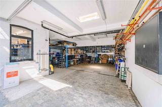 <p><span>RONSE - Bent u op zoek naar een unieke combinatie van een eigendom waar wonen en werken naadloos samengaan?</span></p><p><span> </span></p><p><span>Dan is dit uitzonderlijke pand in hartje Ronse een unieke opportuniteit. Dankzij de veelzijdige indeling, de royale volumes en de talrijke afwerkingsmogelijkheden leent deze eigendom zich perfect voor zelfstandigen, ondernemers of creatieve professionals die op zoek zijn naar een combinatie van woon- en werkruimte!</span></p><p><span> </span></p><p><span>De belangrijkste kenmerken in een notendop:</span></p><ul><li><span>Gelegen in het historische stadscentrum van Ronse</span></li><li><span>Veelzijdig inzetbaar als handelsruimte, kantoor, atelier, opslagruimte of showroom</span></li><li><span>Grote inrijpoort met voldoende hoogte voor camionette, bestelwagen of trailer</span></li><li><span>Trendy loft in opbouwfase met reeds voorziene domotica en vloerverwarming en warmtepomp </span></li><li><span>Geslaagde combinatie van industriële architectuur en authentieke elementen</span></li><li><span>Uitzonderlijk ruimtelijk gevoel dankzij de hoge plafonds en grote raampartijen</span></li><li><span>Overvloedige natuurlijke lichtinval</span></li><li><span>Zonnige Binnen-patio met volledige privacy </span></li><li><span>Ideaal voor wie wonen en werken op één locatie wenst te combineren</span></li></ul><p><span> </span></p><p><span>Zo ziet het handelspand en de loft eruit:</span></p><p><span>Via de ruime inrijpoort betreedt u het handelsgedeelte, dat vandaag bestaat uit verschillende bureauruimtes, een keukenruimte, sanitair, een grote opslagruimte en een bijzonder ruime hangar. Dankzij de flexibele indeling zijn tal van invullingen mogelijk, afhankelijk van uw professionele noden.</span></p><p><span>Via een buitentrap bereikt u de sfeervolle binnen-patio, een aangename buitenruimte die geniet van volledige privacy en een oase van rust vormt midden in de stad. </span></p><p><span>De loft werd ontworpen rond een hoogwaardige veranda die baadt in het natuurlijke licht. Deze ruimte kan naar eigen wens worden ingericht als leefruimte, extra zithoek of meerdere slaapkamers. In het oorspronkelijke woongedeelte aan de voorzijde bevinden zich de keuken, eetkamer en leefruimte. Alle leidingen en technische voorzieningen zijn aanwezig voor de installatie van badkamer en sanitair, waardoor u de verdere afwerking volledig naar eigen smaak kunt realiseren.</span></p><p><span>Een eigendom met karakter, volume en bijzonder veel potentieel, waar wonen en ondernemen op een unieke manier samenkomen. Een unieke opportuniteit in het centrum van Ronse. </span></p>