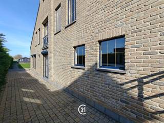 Rustig en groen gelegen, bevindt zich deze woning in de directe nabijheid van de E40, winkels, scholen en openbaar vervoer. De woning omvat een inkomhal met gastentoilet, een lichtrijke woonkamer met toegang tot het terras en de tuin, een keuken met recente inbouw toestellen, een ruime wasberging, een opbergruimte, en een garage. Op de verdieping bevinden zich drie slaapkamers en een ruime badkamer met inloopdouche, ligbad, en dubbele wastafel. Een zolder is bereikbaar via een uitschuifbare trap en biedt de mogelijkheid tot een extra kamer. De woning is uitgerust met kwalitatieve full black zonnepanelen (25 jaar garantie) met Enphase micro-omvormers en 2 thuisbatterijen van 3,5kW elk (7kW). De buitenmuren zijn volledig geïmpregneerd voor langdurige bescherming tegen vocht. Elektrische installatie verzwaard naar 3x230V, ideaal voor het laden van elektrische wagen. Inclusief alle keuringen en administratieve formaliteiten. Drainagesysteem, rolluiken, ingemaakte kasten. EPC: B/124 kWh/m² – Elektriciteit conform - asbestvrij - energiezuinig