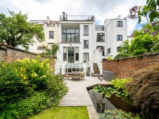 In de wijk Molière, prachtig herenhuis uit 1913 en gerenoveerd in 2014, met een bruto vloeroppervlak van ca. 544 m², gelegen op een terrein van ca. 4,05 are met een mooie tuin op het zuidwesten.<br /><br />De inkomhal leidt naar de begane grond, die ideaal is voor professionele bewoning en vroeger een tandartspraktijk huisvestte (ca. 110 m²). De ruime ontvangstruimten op de 1e verdieping bestaan uit een dubbele zitkamer met open haard en een leeshoek, een keuken die uitkomt op de eetkamer, allemaal onder hoge plafonds van meer dan 4 meter. Op de 2e verdieping bestaat de ouderlijke ruimte uit een mooie slaapkamer met een palissander kleedkamer en een badkamer die uitkomt op een terras, evenals een kleine babykamer of studeerkamer. Op de 3e verdieping is de zolder verbouwd tot 2 slaapkamers die een doucheruimte delen. De kelder bestaat uit een grote multifunctionele ruimte met kitchenette en toegang tot de tuin, een grote garage, een wasruimte en kelders.<br /><br />Andere kenmerken: videofoon, alarm, airconditioning op de begane grond en in de ouderslaapkamer, kelders, wijnkelder, verwarming op stookolie, PEB D. Verkoop in aandelen (traditionele koop mogelijk op aanvraag).<br /><br />De Molierelaan, omzoomd met prachtige herenhuizen, is een van de mooiste lanen van Brussel; groen, breed en aangenaam om in te wonen, vlakbij talloze restaurants en kleine winkels.<br /><br />Voor meer informatie kunt u contact opnemen met Corinne Thumelaire op + 32 (0) 498 23 79 35.