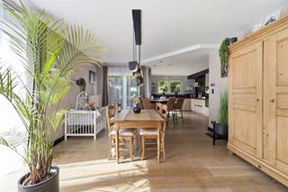 <p>Ruim wonen in een rustige omgeving, met zicht op de velden én een verwarmd zwembad?</p><p>Ontdek deze goed onderhouden halfopen gezinswoning aan de Staakstraat in Assenede. Met een aangename woonoppervlakte, drie slaapkamers, een fijne tuin en verschillende recente vernieuwingen biedt deze woning alle comfort voor wie op zoek is naar ruimte en rust.</p><p>De woning beschikt over 174 m² bewoonbare oppervlakte, inclusief zolder, en staat op een perceel van 363 m². Op het gelijkvloers kom je binnen via de inkomhal met vestiaire en gastentoilet. De lichtrijke leefruimte vormt samen met de open keuken en eetruimte het hart van de woning. De keuken werd in 2023 vernieuwd en sluit mooi aan bij de hedendaagse uitstraling van het geheel. Een praktische berging zorgt voor de nodige extra opbergruimte.</p><p>Op de eerste verdieping bevinden zich drie volwaardige slaapkamers, waarvan één met dressing, en de badkamer. Via een schuiftrap bereik je vervolgens de ruime bergzolder.</p><p>Ook buiten heeft deze woning heel wat te bieden. Het zonneterras achteraan in de tuin bied de mogelijkheid om te ontspannen in een klein verwarmd zwembad . Daarnaast beschikt de woning over een afzonderlijke garage en een ruime oprit met plaats voor meerdere wagens.</p><p>Ook technisch werd de woning doorheen de jaren verder verbeterd. Zo werd de verwarmingsketel in 2022 vernieuwd, zijn er 18 zonnepanelen aanwezig en werd één van de slaapkamers voorzien van airconditioning. De woning beschikt bovendien over PVC-schrijnwerk met dubbele beglazing en centrale verwarming op gas.</p><p>De rustige, landelijke ligging vormt een belangrijke extra troef. Je woont hier met uitzicht op het groen, terwijl het centrum van Assenede en de omliggende gemeenten vlot bereikbaar blijven.</p><p><span>Troeven:</span><br />- Vernieuwde keuken (2023)<br />- Verwarmingsketel vernieuwd in 2022<br />- 18 zonnepanelen<br />- Airconditioning<br />- Garage en ruime oprit<br />- Verwarmd zwembad met verlichting<br />- Landelijke ligging met vrij uitzicht</p><p><span>Informatie:</span><br />- Vraagprijs: €425.000<br />- EPC: label B<br />- Stedenbouwkundige inlichtingen: in aanvraag<br />- Watertoets: perceelscore A | gebouwscore A<br />- De genoemde oppervlakte is de bruto-oppervlakte zoals vermeld in het EPC-attest</p><p><strong>Meer informatie of een bezoek?</strong><br />Contacteer Bart via 0470 80 51 08 of bart@heritagevastgoed.be<br /> </p>