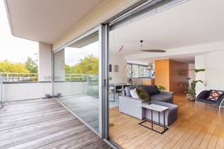 Deze catchy penthouse bevindt zich op de derde verdieping van een kleinschalige residentie in de geliefde woonwijk Pulhof.Deze gezellige woonwijk...