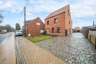 <p>Energiezuinige, hedendaagse gezinswoning met 4 slaapkamers (bouwjaar 2022), gelegen tegenover natuurgebied<br /><br />INDELING<br /><br />Gelijkvloers<br />De inkomhal (9m²), met vestiaireruimte en gastentoilet, geeft toegang tot de grote en lichtrijke leefruimte (65m²) met daarin een volledig geïnstalleerde open keuken (met vaatwasser, oven en microgolfoven, keramische kookplaat en koelkast).<br />Aansluitend is er een wasplaats/ berging met extra spoelbak (11m²).<br />Verder is er een achterinkom (4m²) van waaruit de tuin bereikbaar is. <br /><br /><br />Verdieping<br />Hier bevinden zich 3 slaapkamers (22m² - 16m² - 16m²), een apart toilet en een badkamer (17m²), ingericht met douche en lavabomeubel.<br /><br />Kelder/Zolder<br />De woonst heeft een kruipkelder..<br />De bovenste verdieping is bereikbaar via een vaste trap. Hier is nog een ruime slaapkamer (24m²) met maatkasten, een berging (8m²) en een technische ruimte.<br /><br />Tuin<br />De tuin is volledig omheind en wordt afgesloten d.m.v een automatische poort.<br />De ruime oprijlaan biedt veel extra parkeerplaats en leidt naar de garage waar plaats is voor 2 wagens. Hier is ook een carport.<br /><br /></p>
<p>BIJZONDERHEDEN<br />- EPC 41 kWh/m² jaar (label A)<br />- vrijstelling OV nog van toepassing (BEN-woning)<br />- 16 zonnepanelen<br />- ventilatie D<br />- elektriciteit conform AREI<br />- elektrische rolluiken<br />- vliegenramen<br />- zonneluifel<br />- vloerverwarming<br /><br />POSITIEVE ASPECTEN<br />- zeer ruime woning <br />- energiezuinig<br />- gelegen tegenover natuurgebied<br />- tijdloze woningstijl<br /><br /><em>stedenbouwkundige info in aanvraag</em></p>