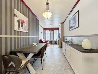 <p>De woning ligt in het hartje van Oostende, op wandelafstand van alles wat Oostende te bieden heeft.<br />Via de inkomhal kom je in de leefruimte met zit- en eethoek. Aansluitend bevindt zich de uitgeruste keuken alsook een afzonderlijk toilet.<br />Op de eerste verdieping liggen twee ruime slaapkamers en een badkamer met douche, lavabomeubel, toilet en aansluiting voor een wasmachine.<br />Een verdieping hoger bevindt zich een tweede leefruimte met eetplaats en ingerichte keuken met berging. Deze verdieping leent zich uitstekend voor extra woonruimte, zoals een studio, hobbyruimte of een zelfstandige unit voor een inwonend gezinslid. Van hieruit vertrekt een vaste trap naar het bovenste niveau.<br />Bovenaan vind je een derde volwaardige slaapkamer en de aansluitende tweede badkamer met ligbad, toilet en lavabo. Ook in deze badkamer is er een aansluiting voorzien voor een wasmachine.</p>
<p>Extra troeven:</p>
<ul>
<li>Energiezuinig (geen renovatieplicht)</li>
<li>Dubbele beglazing (PVC)</li>
<li>Conforme keuring elektriciteit</li>
<li>Bewoonbare oppervlakte:+-200m²</li>
<li>Grote droge kelder</li>
<li>Veel parkeergelegenheid in de omgeving</li>
<li>Geschikt als meergezinswoning</li>
<li>Op wandelafstand van scholen, winkels, de zeedijk, het station en de kusttram</li>
<li>Instapklaar</li>
</ul>
<p>Deze woning is te koop ZONDER makelaar via het concept van Smart Houses! Verdere inlichtingen of bezoek? Contacteer rechtstreeks de eigenaar via 0478/40.79.25</p>
