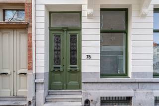 <p>In het hart van de geliefde Markgravebuurt, op wandelafstand van het park en met een vlotte verbinding naar alle invalswegen, vindt u dit prachtig gerenoveerde duplexappartement in een volledig gerenoveerd herenhuis. Hier komen stijl, comfort en energiezuinigheid perfect samen. Het appartement werd met oog voor detail vernieuwd, met een doordachte indeling en een mooie harmonie tussen hedendaags wooncomfort en zorgvuldig behouden authentieke elementen.</p>
<p>Bij het betreden van het appartement komt u terecht in een ruime, lichtrijke leefruimte met prachtige authentieke elementen zoals originele schouwen, sierlijke moulures, glasdeuren en een stijlvolle visgraatparket. Deze leefruimte sluit naadloos aan op de eetruimte met een open keuken, uitgerust met kwalitatieve inbouwtoestellen. Dankzij de grote ramen in de eetruimte, die volledig opengezet kunnen worden, heeft u directe toegang tot het gezellige tuintje en geniet u volop van een heerlijk binnen-buitengevoel.</p>
<p>Op de eerste verdieping bevindt zich aan de voorzijde de masterbedroom, waar de authentieke elementen opnieuw prachtig tot hun recht komen. Vanuit deze kamer heeft u bovendien rechtstreeks toegang tot een gezellig balkon. Daarnaast vindt u hier een tweede slaapkamer, die u volledig naar eigen wens kunt invullen. De stijlvolle badkamer is uitgerust met een ruime inloopdouche, een dubbele lavabo en een toilet.</p>
<p>De ideale thuis voor wie houdt van licht, ruimte en authentieke elementen, gecombineerd met modern wooncomfort.</p>
<p>Interesse?<br />Contacteer LISTED voor een bezoek: +32 3 283 51 51.</p>