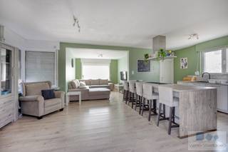 Op een uitstekende locatie te Hulshout, bevindt zich deze verrassend ruime woning met inpandige garage en gezellige tuin.Deze vrijstaande woning...